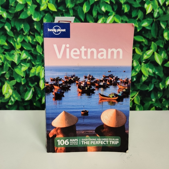Lonely Planet Discover Vietnam Guide Book - Picture 1 of 1